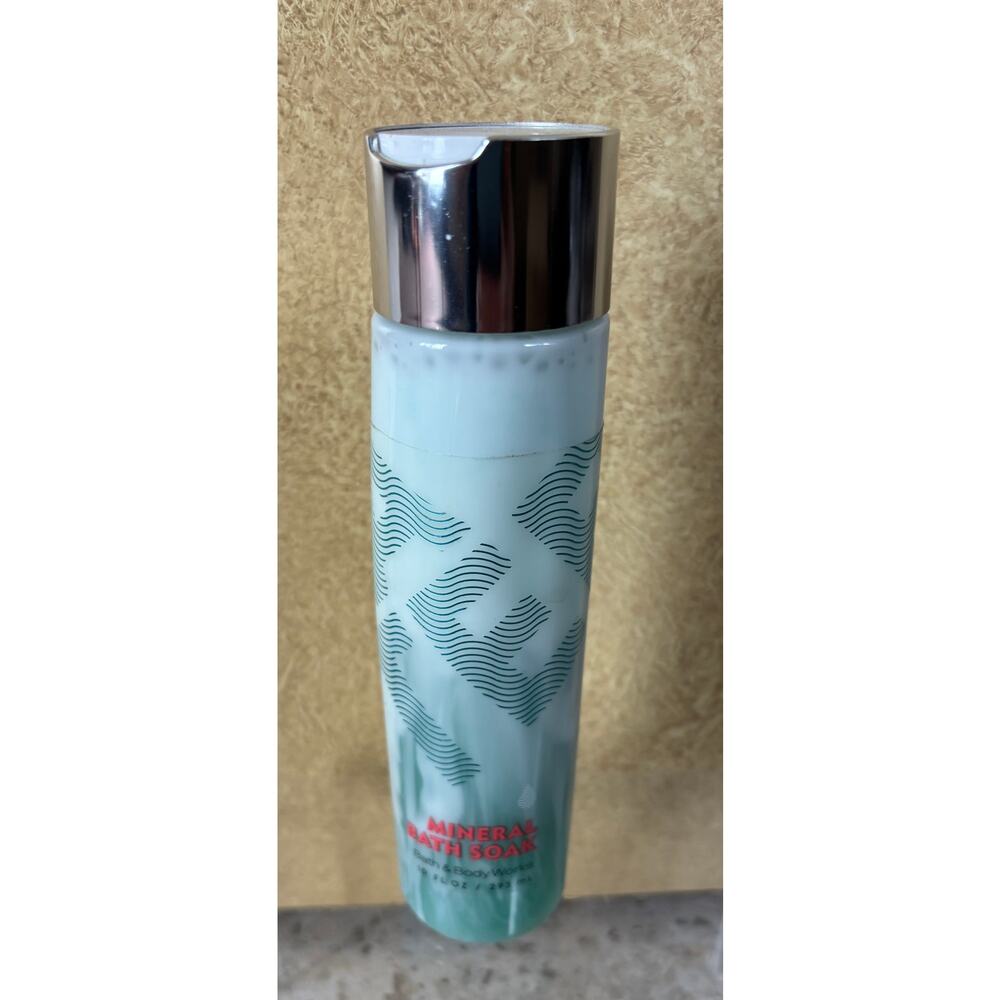 Bath and Body Works WATER Mineral Bath Soak 10 oz 295 ml NWT New Sealed